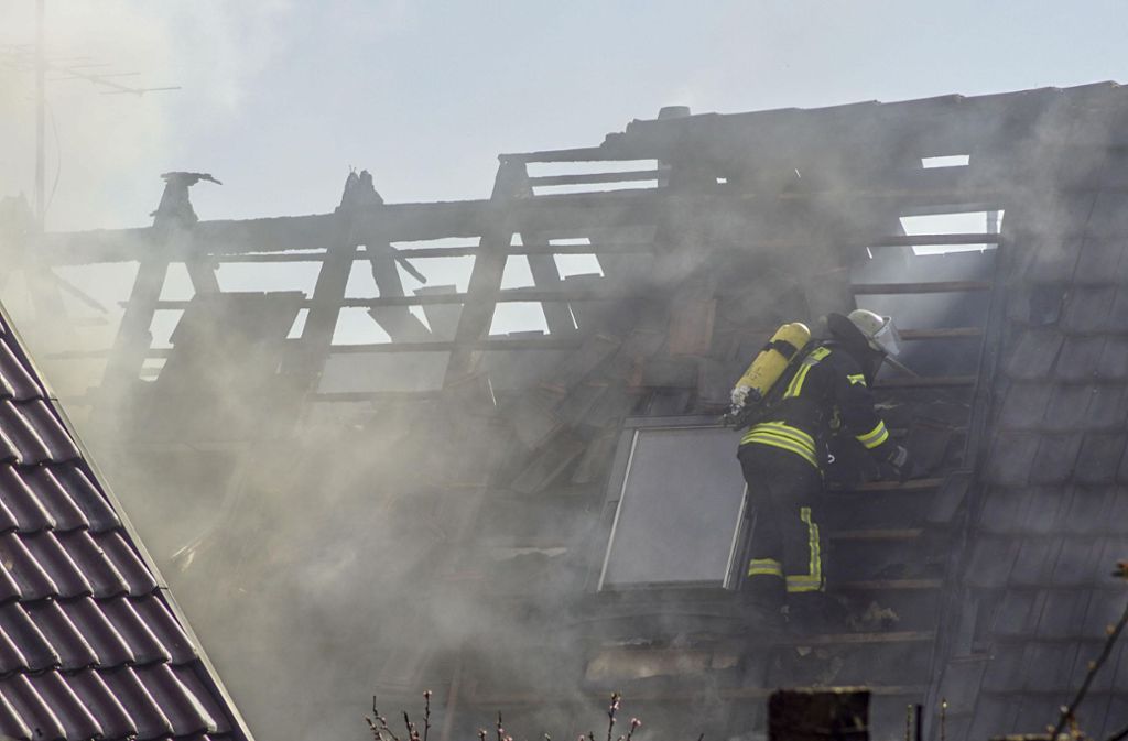 Die Feuerwehr musste für die Löscharbeiten teilweise das Dach abdecken.