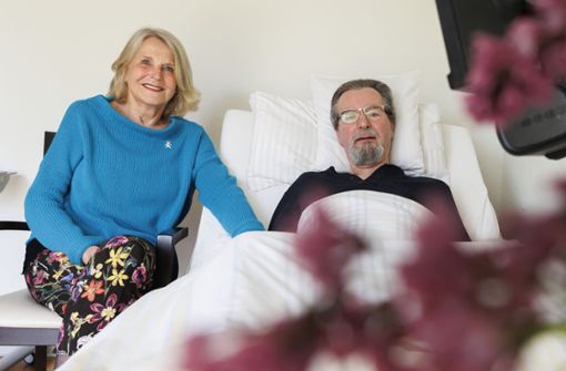 Angela Stadick besucht ihren Ehemann Herbert Stadick beinahe täglich im Pflegeheim. Foto: Lichtgut/Julian Rettig
