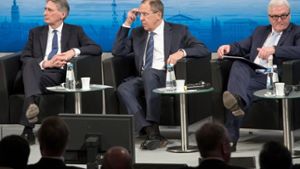 Beratung der Außenminister: Philip Hammond (Großbritannien), Sergej Lawrow (Russland) und Frank-Walter Steinmeier ( Foto: dpa