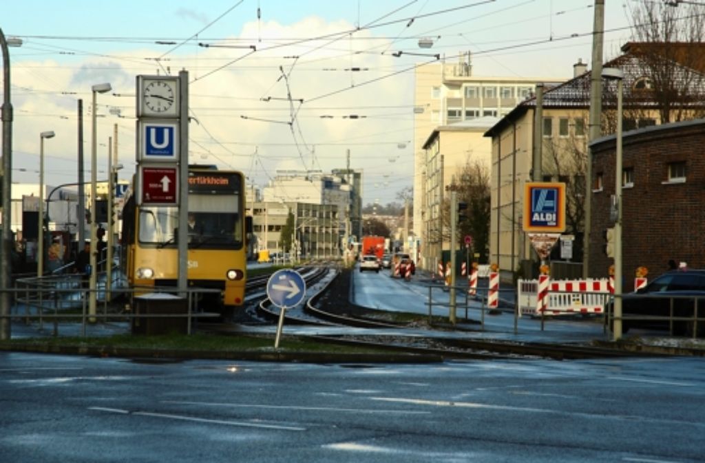 Die Zufahrt zur S 21-Baustelle befindet sich hinter dem Aldi-Schild. Foto: Jürgen Brand
