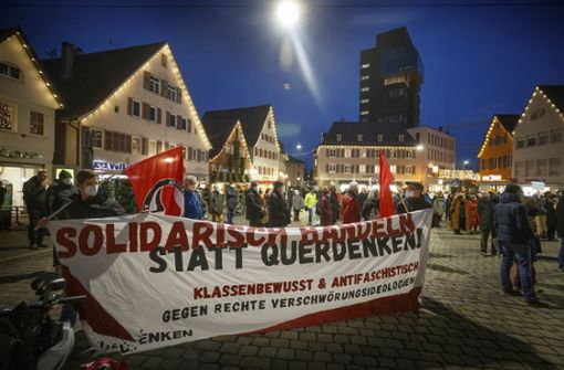 Mit teils großen Plakaten und Bannern taten die Teilnehmer der Gegendemonstration ihre Meinung kund. Foto: G/ottfried Stoppel
