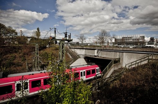 Die Pläne der Bahn sehen vor,  die Züge der Gäubahn aus Singen über einen neuen Abzweig bei Rohr auf die  S-Bahn-Gleise zum Flughafen zu leiten. Foto: Leif Piechowski