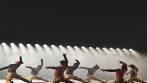 So sieht es auch, wenn Gauthier Dance ein Stück von Hofesh Shechter interpretiert: Szene aus „Uprising“. Foto: Gauthier Dance/Regina Brocke