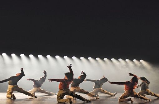 So sieht es auch, wenn Gauthier Dance ein Stück von Hofesh Shechter interpretiert: Szene aus „Uprising“. Foto: Gauthier Dance/Regina Brocke