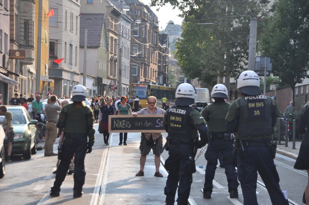 Bei einer Veranstaltung der Bürgerbewegung Pro Deutschland ist es am Freitag in Stuttgart zu Auseinandersetzungen von Demonstranten mit der Polizei gekommen.