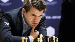 Der sorgenvoller Blick des Schachweltmeisters Magnus Carlsen ist berechtigt: Nach acht Partien und vier Partien vor Schluss liegt er bei der Schach-WM einen Punkt hinter seinem Herausforderer Sergej Karjakin. Foto:  