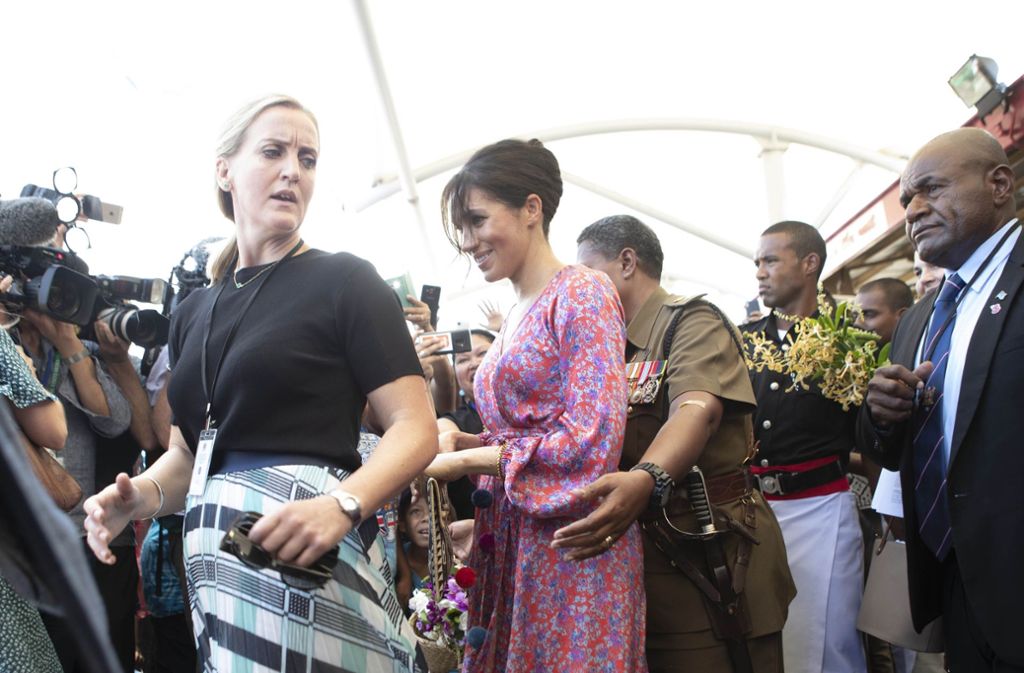 Besorgte Gesichter rund um Herzogin Meghan: Auf dem Markt in Suva auf den Fidschi-Inseln kam es zu einer brenzligen Situation.