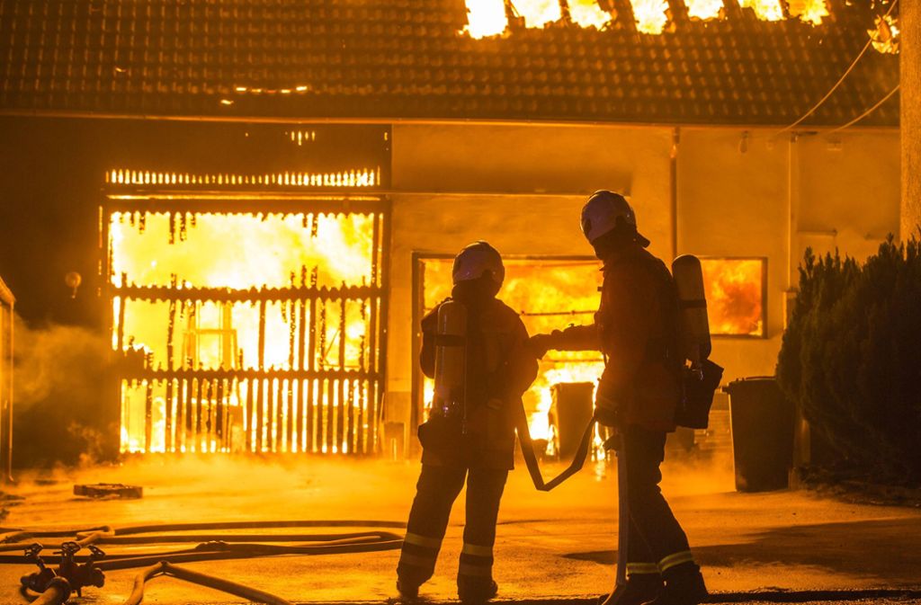 Die Feuerwehr konnte nur noch ein Übergreifen der Flammen verhindern, das Gebäude auf dem Fürstenhof brannte vollkommen nieder