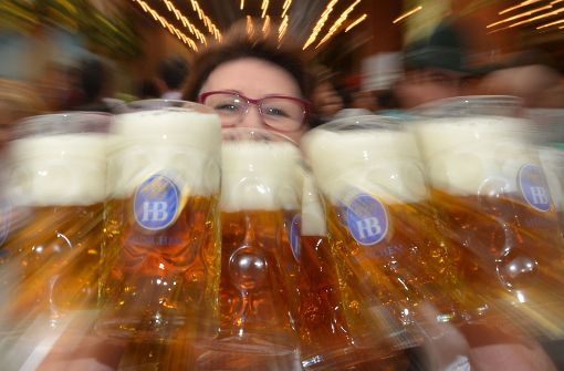 10,70 Euro für die kommenden drei Jahre pro Maß war der Vorschlag des Münchener Bürgermeisters. Doch der Stadtrat lehnte mehrheitlich eine Deckelung des Bierpreises ab. Foto: dpa