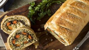Gemüse statt Fleisch: Mit einem veganen Wellington-Braten kommen auch vegane Familienmitglieder auf ihre Kosten. Foto: imago images/bhofack2