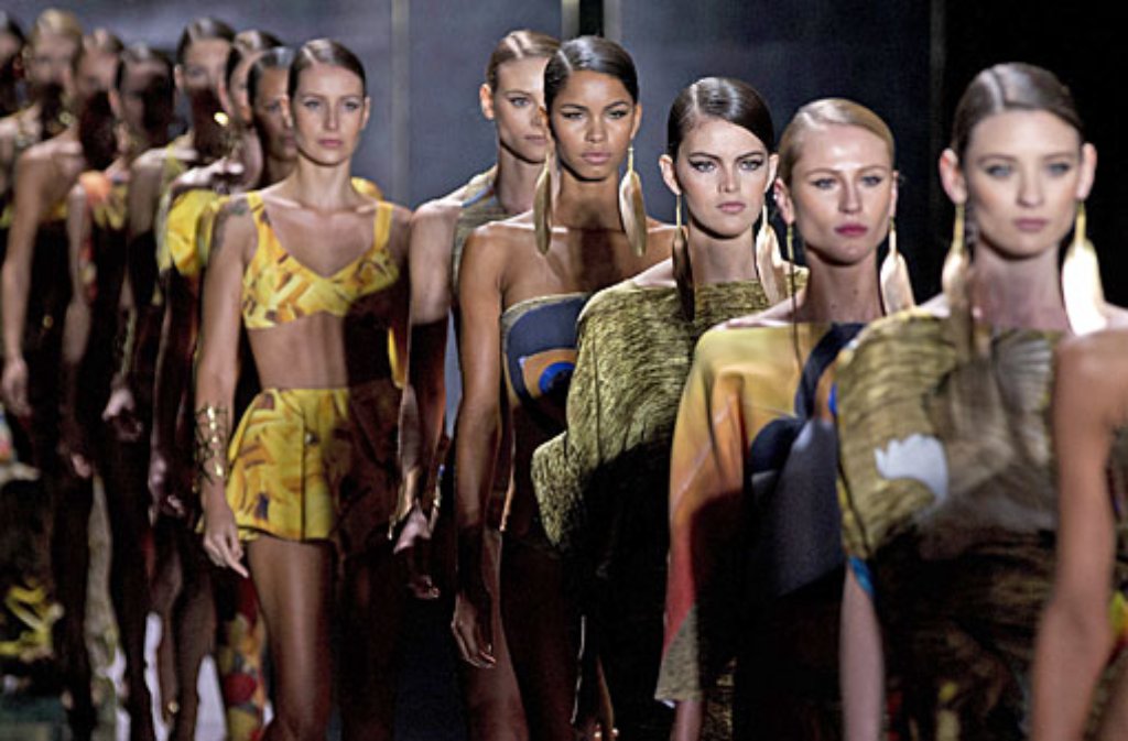 Sommerfarben auf der Fashion Week in Sao Paulo: Das Label Água de Coco schickte seine Models in bananengelb und grasgrün über den Laufsteg.