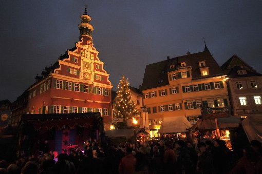 Vor der Kulisse des Esslinger Rathauses hat am Dienstag der Weihnachts- und Mittelaltermarkt seine Pforten geöffnet. Foto: www.7aktuell.de/