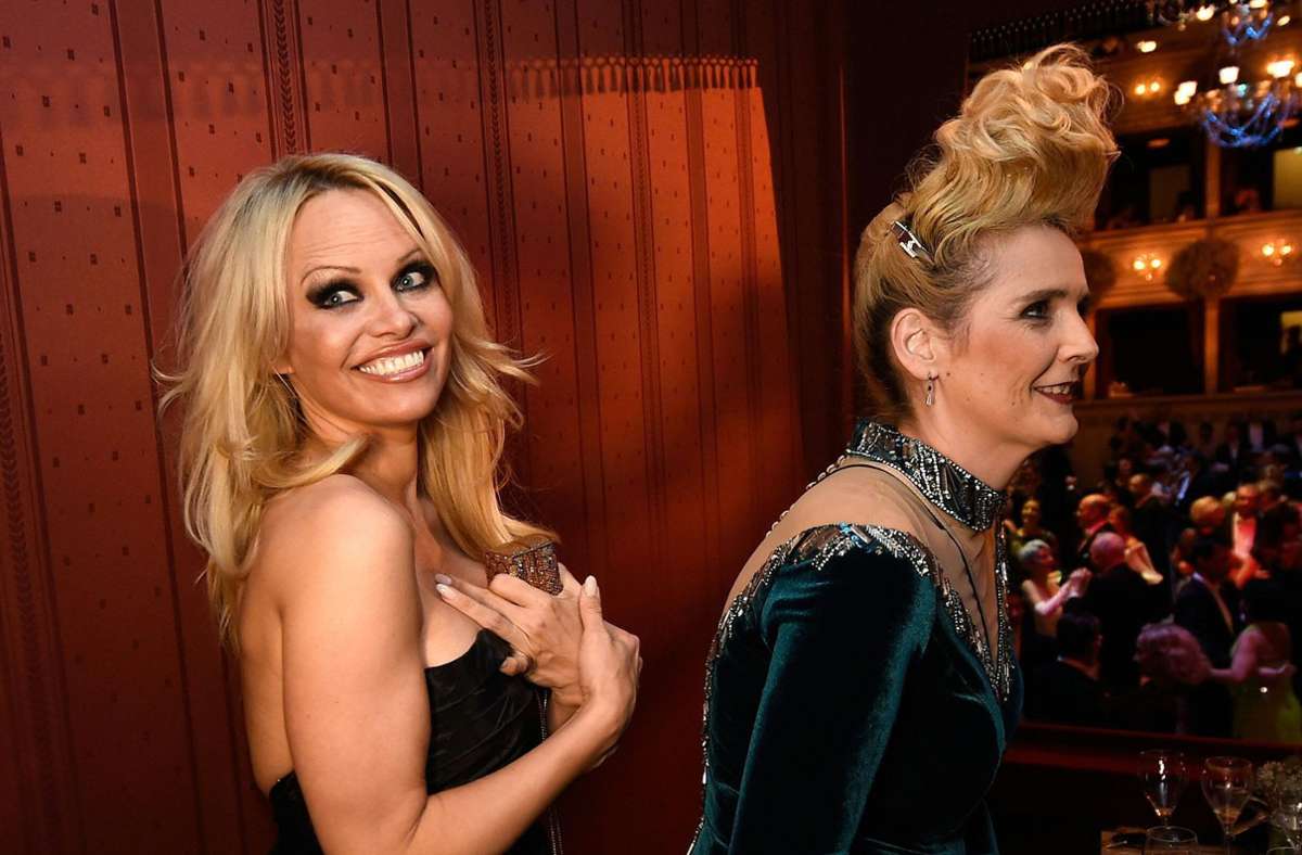 Gut, in Sachen Frisuren hat sie kein gutes Händchen. Aber Helena Fürst (rechts, mit Pamela Anderson) ist eine taffe Frau mit Herz. Schon 2016 hätte sie bei ihrer Teilnahme im Dschungel die Krone verdient gehabt. Eine Revanche wäre das mindeste.