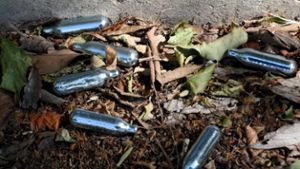 Kartuschen, die Distickstoffmonoxid (Lachgas) enthielten, liegen weggworfen auf der Straße. Foto: Gerard Bottino/Zuma Press/dpa