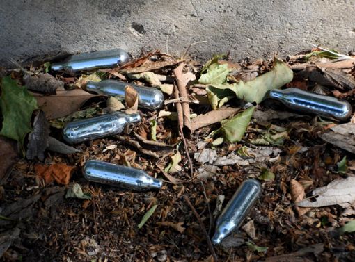 Kartuschen, die Distickstoffmonoxid (Lachgas) enthielten, liegen weggworfen auf der Straße. Foto: Gerard Bottino/Zuma Press/dpa