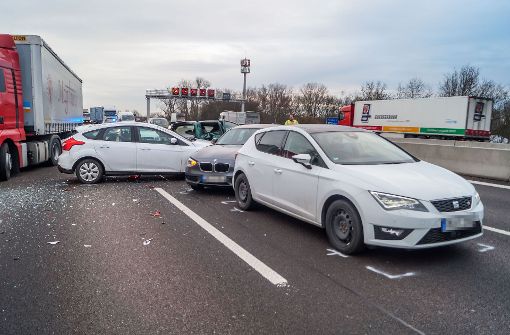 Auf der Autobahn bei Ludwigsburg sind fünf Fahrzeuge ineinander gefahren. Foto: SDMG