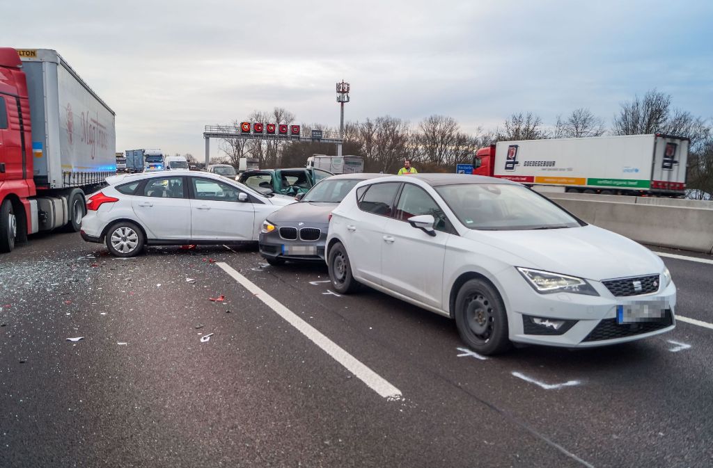 Auf der Autobahn bei Ludwigsburg sind fünf Fahrzeuge ineinander gefahren.