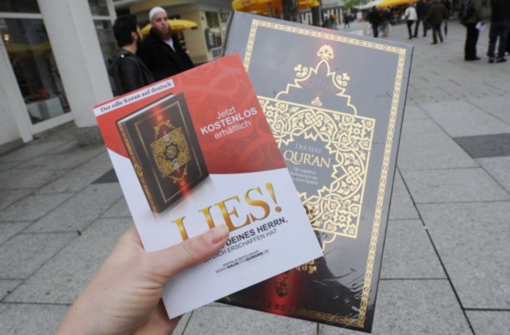Salafisten verteilen in deutschen Fußgängerzonen kostenlose Koran-Ausgaben, um Anhänger zu rekrutieren. Foto: dpa