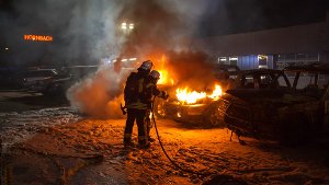 Wieder brennen Autos im Kreis Ludwigsburg: Bei einem Feuer in einem Autohaus in Asperg sind fünf hochwertige Wagen zerstört worden. Der Schaden wird nach Angaben der Polizei auf 260.000 Euro geschätzt.  Foto: www.7aktuell.de | Dan Becker