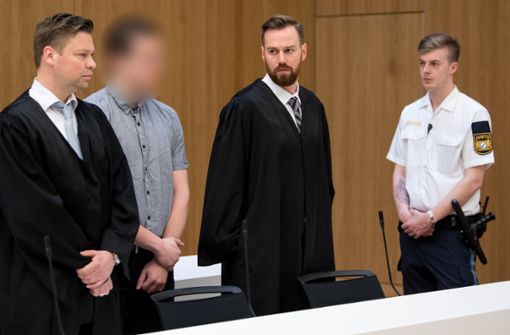 Der Angeklagte Philipp K. (2.von links) mit seinen Anwälten David Mühlberger (2.von rechts) und Sascha Marks. Foto: dpa