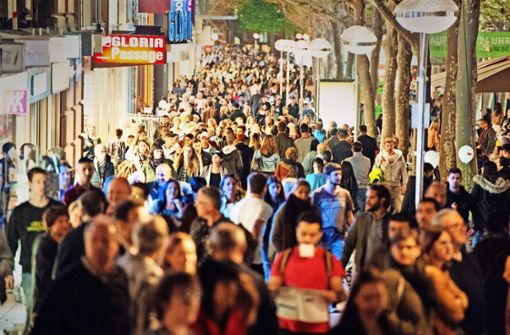 An langen Einkaufsnächten drängen sich die Menschen in der Königstraße – auch sonst wird’s in der Landeshauptstadt enger. Foto: Lichtgut - Oliver Willikonsky