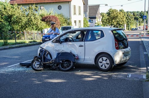 Eine VW-Fahrerin hat in Degerloch einen Rollerfahrer übersehen. Foto: SDMG