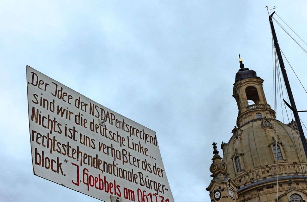 Das Plakat eines Merkel-Gegners – dieses Zitat von Joseph Goebbels  soll belegen, dass   der Pegida-Protest analog zur NSDAP nicht rechtsradikal, sondern links ist. Foto: Katja Bauer
