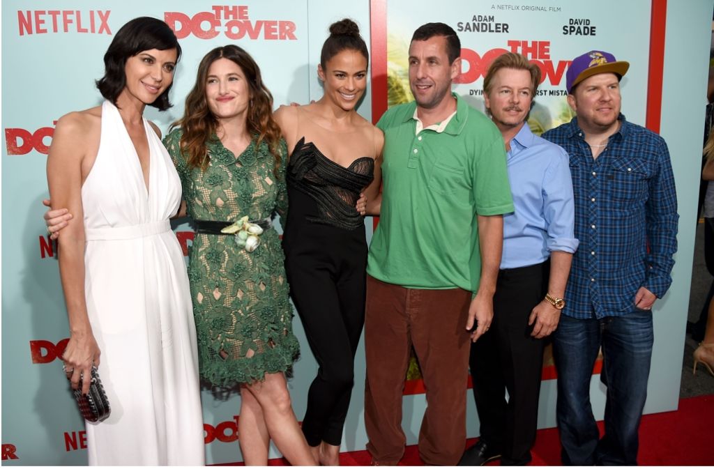 Der Cast freut sich schon auf die Ausstrahlung der neuen Netflix-Komödie „The Do-over“ in Los Angeles. Klicken Sie sich durch unsere Fotostrecke.