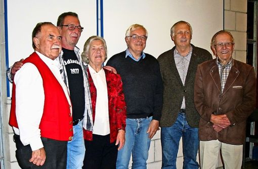 Gruppenbild mit Moderator: Rolf Gerlach, Roland Single, Lisbeth Hoid, Harald Fischer, Wolfgang Wulz und Helmut Mattern (von rechts) Foto: Susanne Müller-Baji