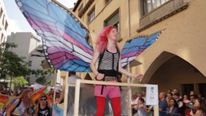 Eine Transsexuelle beim CSD in Stuttgart. Dort repräsentiert sie nur eine Gruppe von sexuellen Minderheiten, bei der „Trans Pride“ sollen Trans-Menschen im Fokus stehen. Foto: Andreas Rosar Fotoagentur-Stuttg