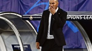 Au Backe: Dem Real-Trainer Zinédine Zidane  drohen bei weiteren Niederlagen unruhige Zeiten. Foto: AFP/Gabriel Bouys