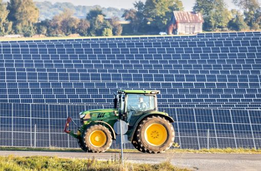 Es müssen mehr Flächen für Solarmodule bereitgestellt werden, damit  die Energiewende gelingt. Konflikte mit der Landwirtschaft sollen jedoch vermieden werden. Foto: imago/Arnulf Hettrich