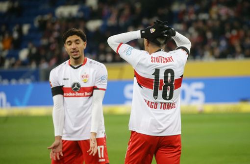 Zuletzt hat der VfB Stuttgart viele Torchancen vergeben – die Stürmer Omar Marmoush (links) und Tiago Tomas hatten ihren Anteil daran. Foto: Baumann/Alexander Keppler