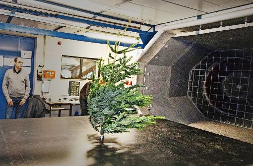 Ungewöhnliches Bild: Ein Weihnachtsbaum im Windkanal. Foto: FH Aachen