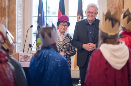Winfried Kretschmann und seine Frau Gerlinde Kretschmann haben am Freitag die Sternsinger empfangen. Foto: dpa