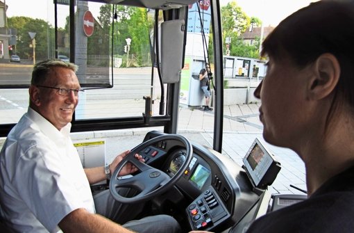 Detlef Köhler  wollte schon immer Busfahrer werden. „Ich  mag den Umgang mit Menschen“, sagt er. Foto: Claudia Barner