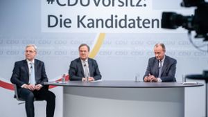 Die drei Kandidaten für den CDU-Parteivorsitz Friedrich Merz, Armin Laschet (M) und Norbert Röttgen (l) sitzen vor Beginn einer Diskussionsrunde im Konrad-Adenauer-Haus. Foto: dpa/Michael Kappeler