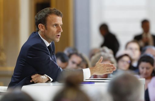 Emmanuel Macron steht – ungewöhnlich für ihn – etwa 300 Journalisten im Elysée-Palast Rede und Antwort. Foto: AP