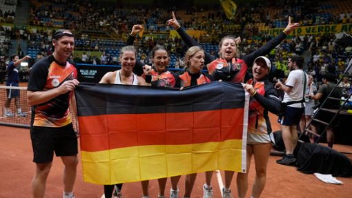 Das deutsche Tennis-Team feiert nach dem Sieg über Brasilien beim Billie Jean King Cup. Foto: Andre Penner/AP