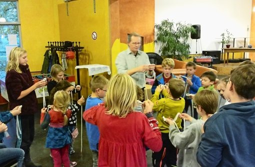 Jürgen Metzger hat die Kinder in seine magischen Geheimnisse eingeweiht. Foto: Jugendhaus