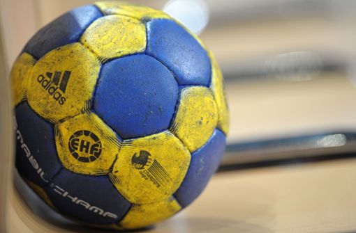 Handball in Farben des SVK. Foto: picture alliance / dpa/Ronald Wittek