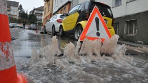 Wasserrohrbruch überflutet und unterspült Straße