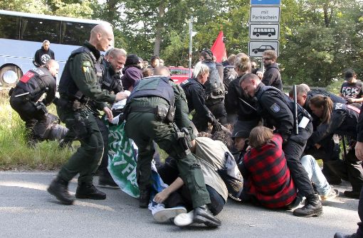Die Polizei beendet einen Protest von Gegnern des Kyffhäusertreffen „Der Flügel“ der AfD Foto: dpa
