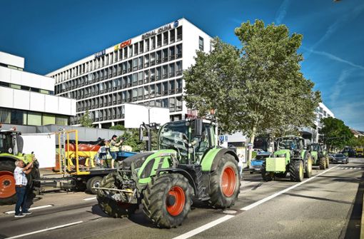 Milchbauern beziehen auf  der Heilbronner Straße Stellung. Foto: Lichtgut/Ferdinando Iannone