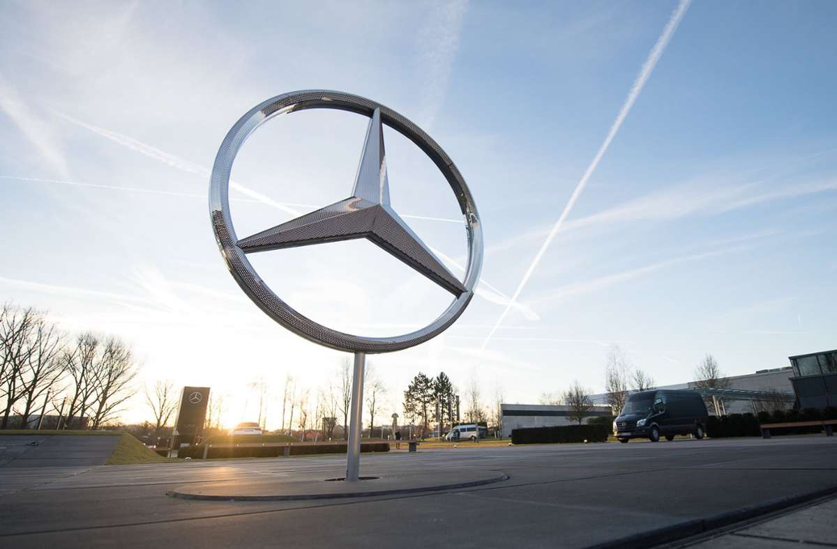 Die Polizei ermittelt gegen zwei Mercedes-Benz-Mitarbeiter. (Archivbild) Foto: dpa/Sebastian Gollnow