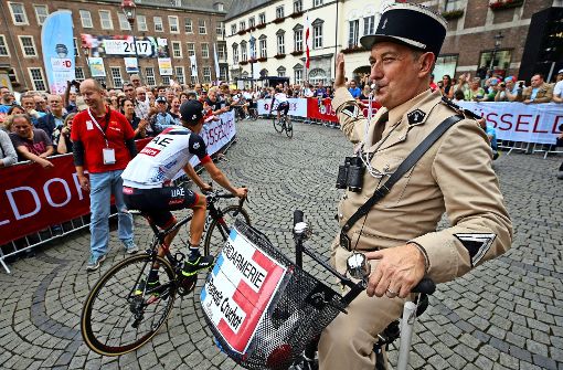 Ein als französischer Gendarm verkleideter Radfahrer unterhält das Publikum: Nachdem  zahlreiche Dopingskandale den  Radsport in eine tiefe Krise gestürzt hatten Foto: Getty