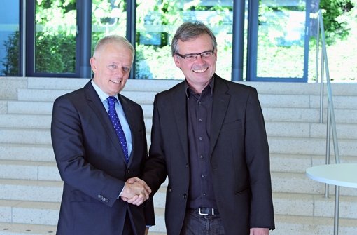 Für OB Fritz Kuhn (links) ist es eine Premiere: Bernd-Marcel Löffler ist der erste Bezirksvorsteher, den er persönlich in sein Amt einführt. Foto: Maira Schmidt