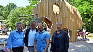 Vertreter vom Stadtplanungs-, Gartenbau- und Bezirksamt freuen sich über die Fertigstellung des neuen Spielplatzes in der Taubenheimstraße. Foto: Erdem Gökalp