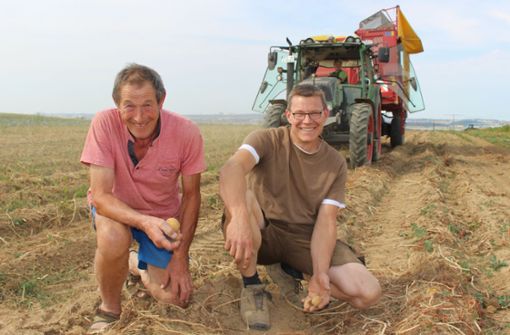 Erich und Steffen Alber (von links) bei der Kartoffelernte in Sielmingen: Sie erklären, warum immer wieder auch einzelne Kartoffeln auf den Feldern zurückbleiben. Foto: Caroline Holowiecki