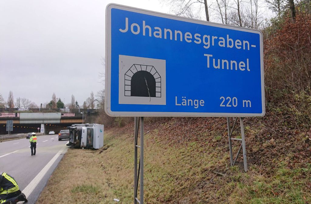 Der Unfall ereignete sich kurz vor dem Johannesgrabentunnel in Vaihingen.